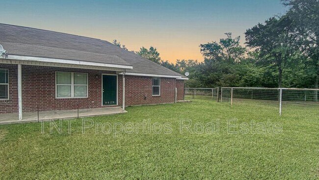 Foto del edificio - 9939 Risky's Ranch Dr