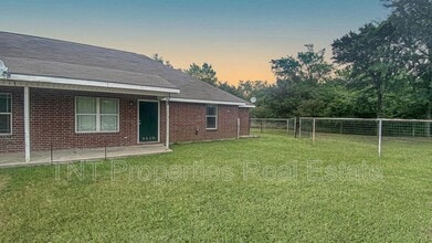 Building Photo - 9939 Risky's Ranch Dr