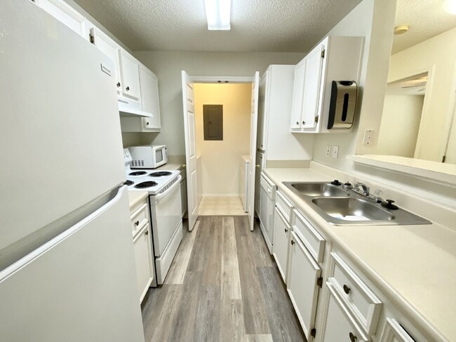 Building Photo - First Floor Living! One Bedroom Apartment in The Reserve at Woodbridge