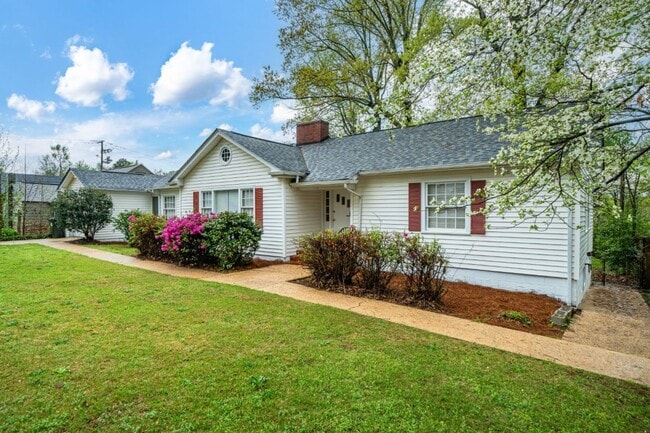 Building Photo - Beautifully Maintained 3/3 Home with Over ...