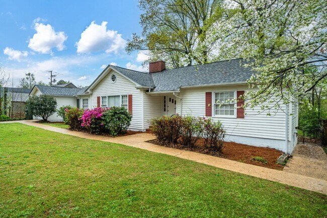 Foto del edificio - Beautifully Maintained 3/3 Home with Over ...