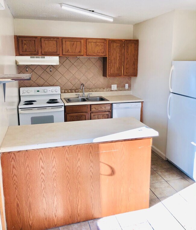 Building Photo - Spacious Apartment!