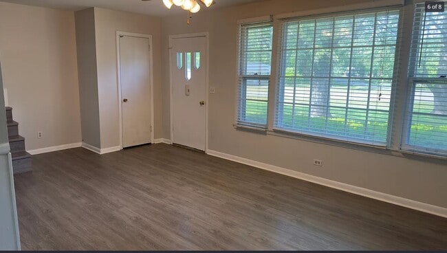 Building Photo - 702 Belaire Dr