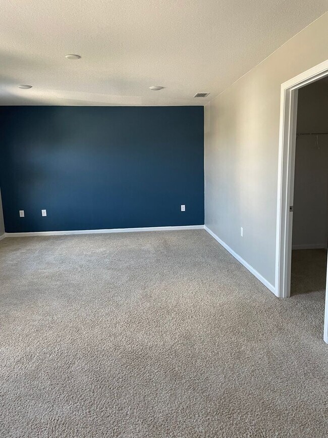 Foto del edificio - 4 bedroom 2 bath