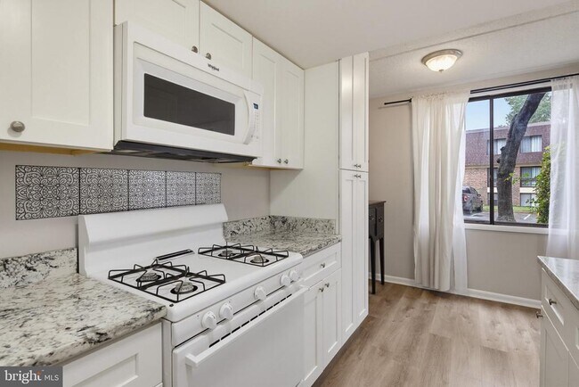Foto del edificio - 5247 W Running Brook Rd