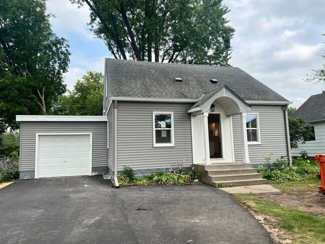 Building Photo - Adorable 3 Bedroom Fully Renovated Home!