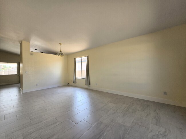 Building Photo - 7980 N Siskiyou Dr