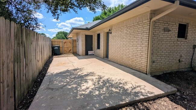 Foto del edificio - 614 Bent Wood Dr