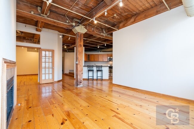 Building Photo - 913 W Van Buren St