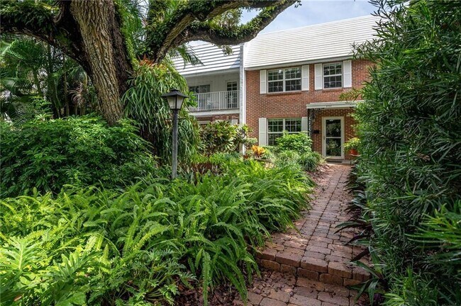 Building Photo - 2722 Cardinal Dr