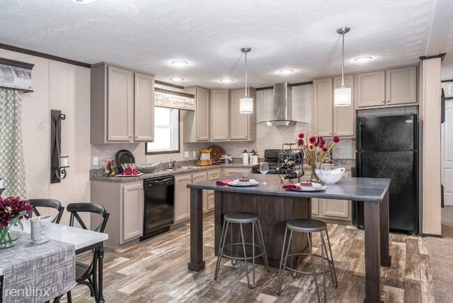 Building Photo - 20 Pineview Dr