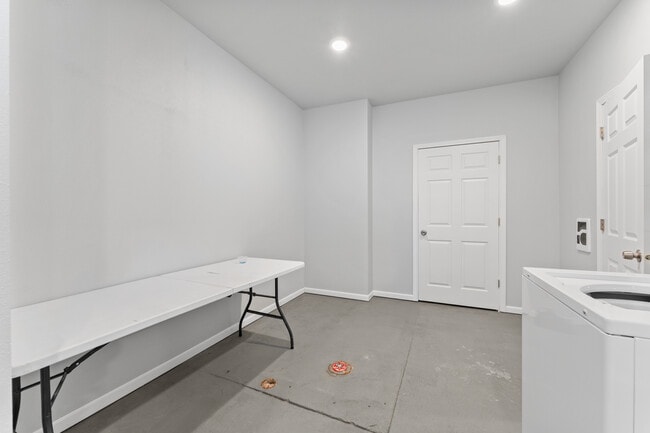 Building Photo - 408 Academy St