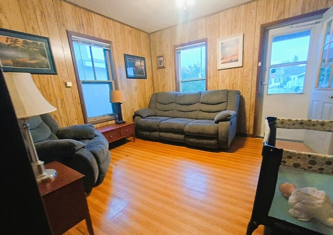 Foto del edificio - 305 E 25th St