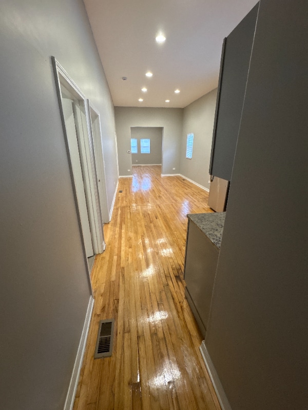 Building Photo - 5906 S La Salle St