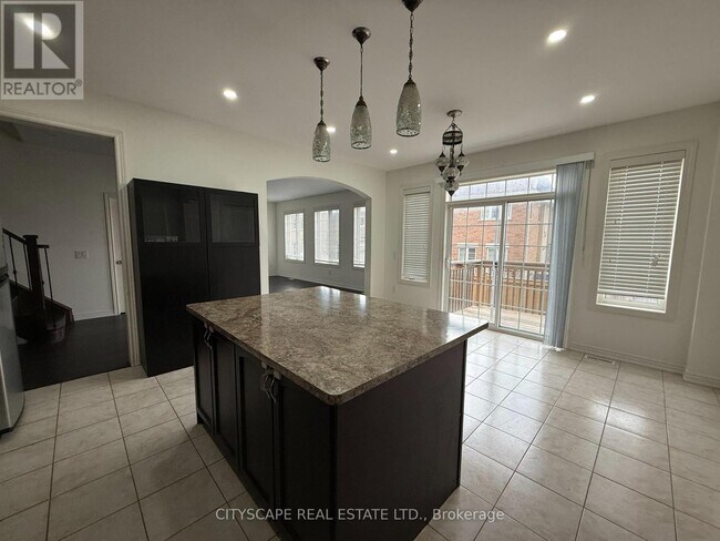 Building Photo - 26 Padbury Trl