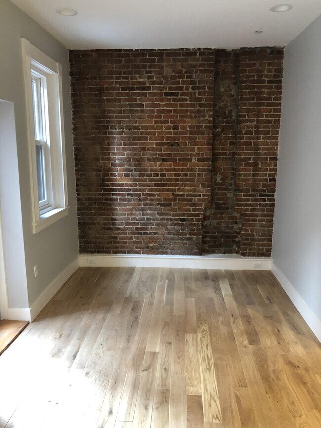 Building Photo - 323 Newbury St