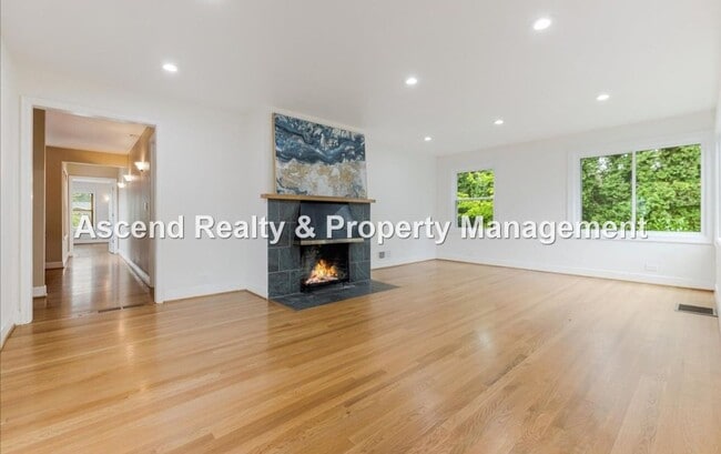 Building Photo - Available NOW! 3 Level 4bed/3bath Convenie...