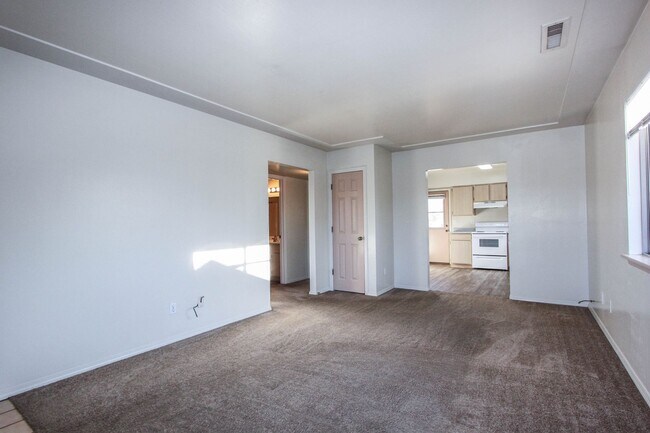Building Photo - 8040 E Lakeshore Dr