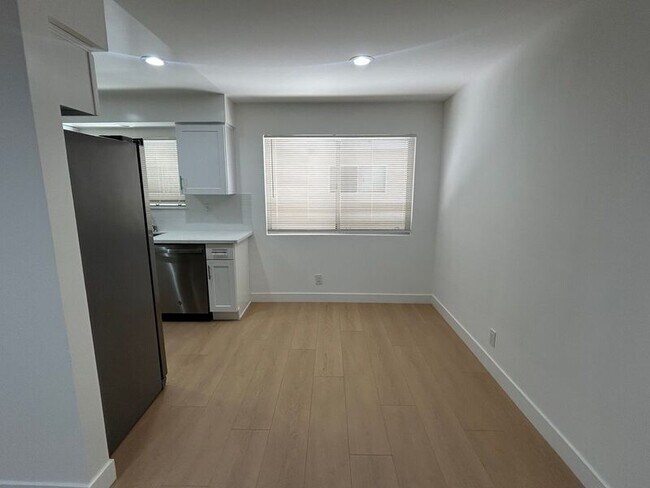 Foto del edificio - 3155 Montrose Ave