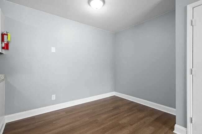 Building Photo - 612 Park Ave