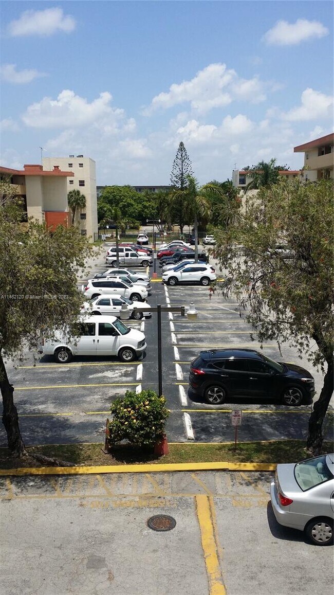 Building Photo - 8889 Fontainebleau Blvd
