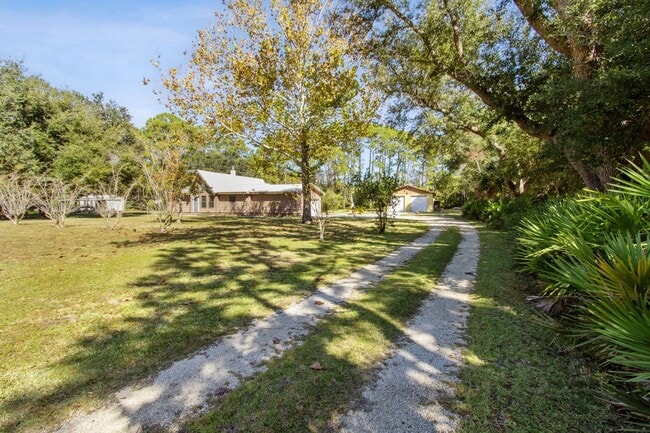 Building Photo - Peaceful Country Living Close to Everything