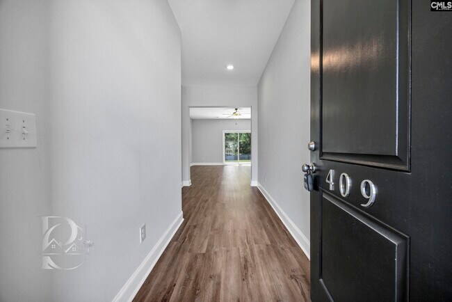 Building Photo - 409 Silver Anchor Dr