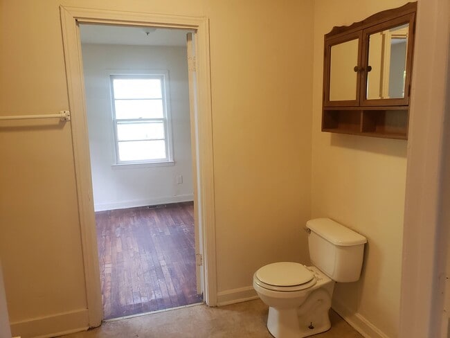 Building Photo - 405 Fleetwood Dr