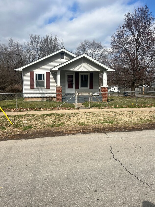 Primary Photo - 3 bedroom and 1.5 bathroom house