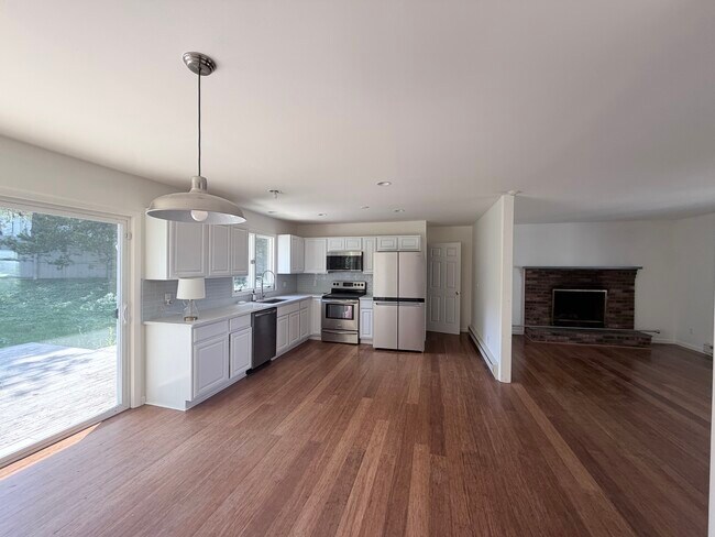 Building Photo - 6 Pleasantview Dr