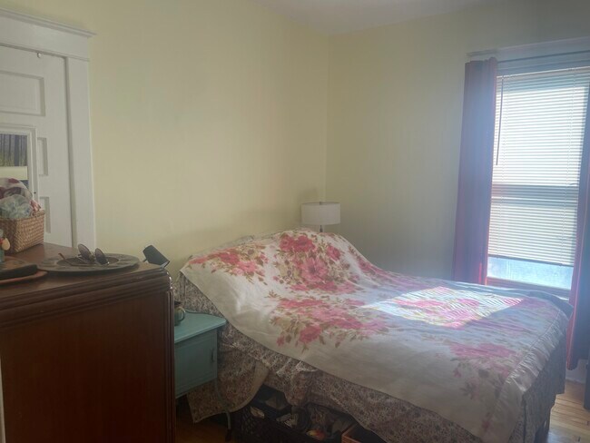 Dormitorio delantero. - 2320 Monroe St NE
