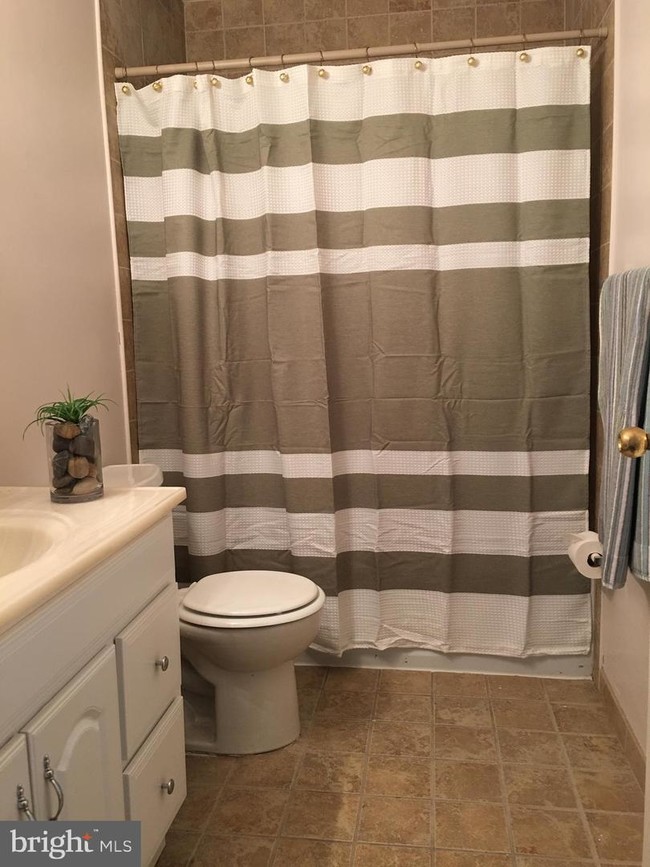 Foto del edificio - 423 Meadow Woods Ln