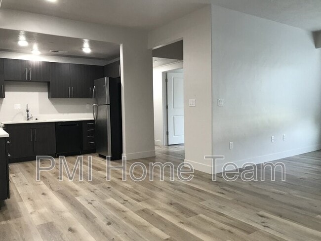 Building Photo - 2874 Kiesel Avenue