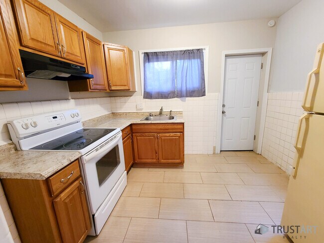 Building Photo - 1 Bedroom Apartment with backyard/basement
