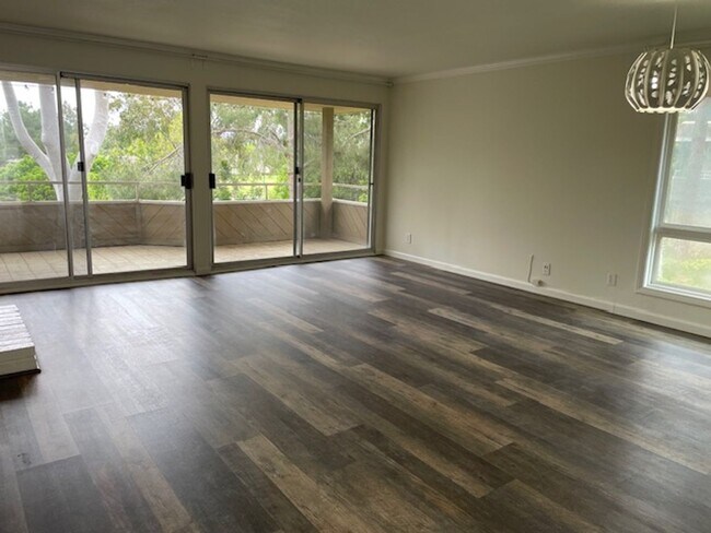 Building Photo - Renovated Townhome in the Laguna Hills