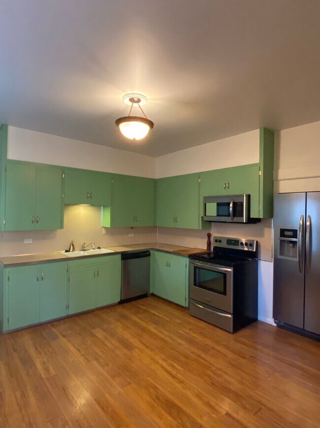 Building Photo - 3 Bedroom Uptown Home