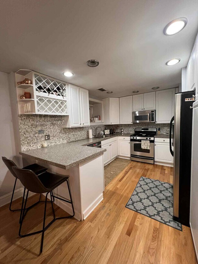 Cocina - 2833 N Burling St
