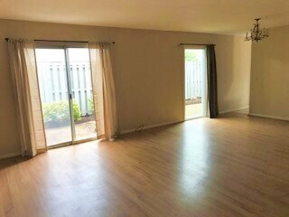 Amplia y luminosa sala de estar con suelo de madera noble. - 1900 Richard Jones Rd