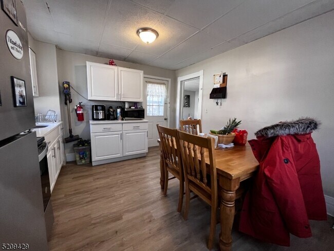 Building Photo - 20 Clove Ave