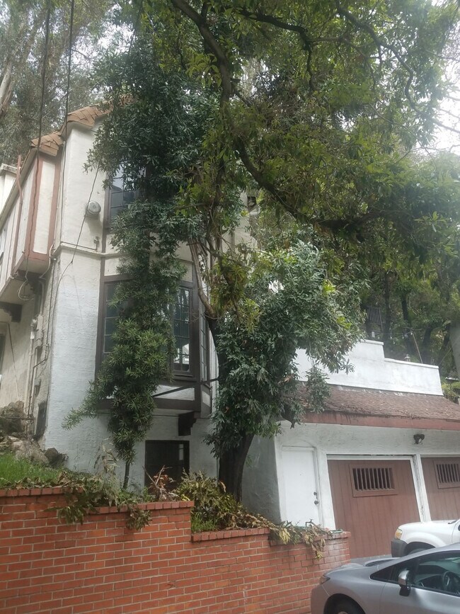 Building Photo - 2140 Laurel Canyon Blvd