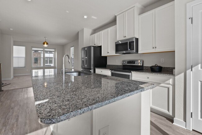 Building Photo - Stunning three-level townhouse in the hear...