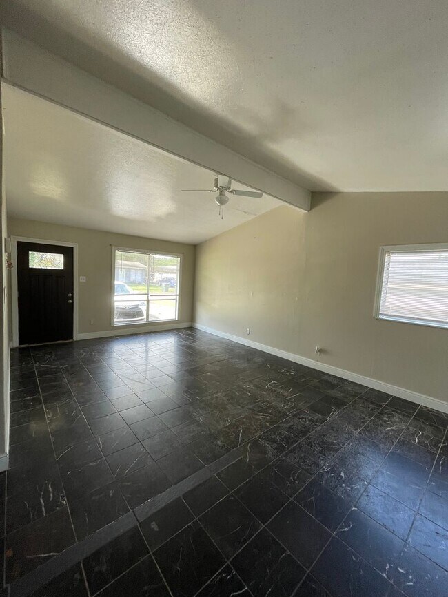 Building Photo - 1409 Sunset Dr