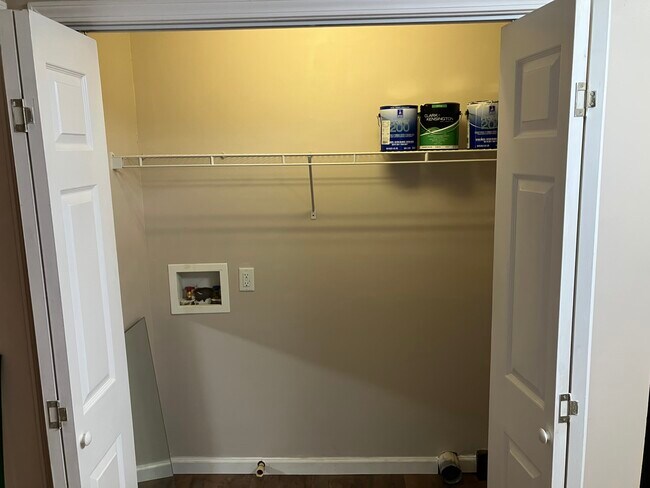 Cuarto de lavandería - 237 Camelot Dr