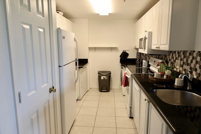 Building Photo - 2060 Greenview Shores Blvd