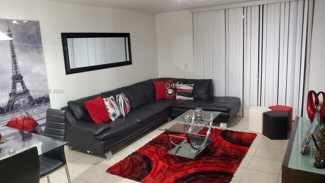 Foto del edificio - 8373 Lake Dr