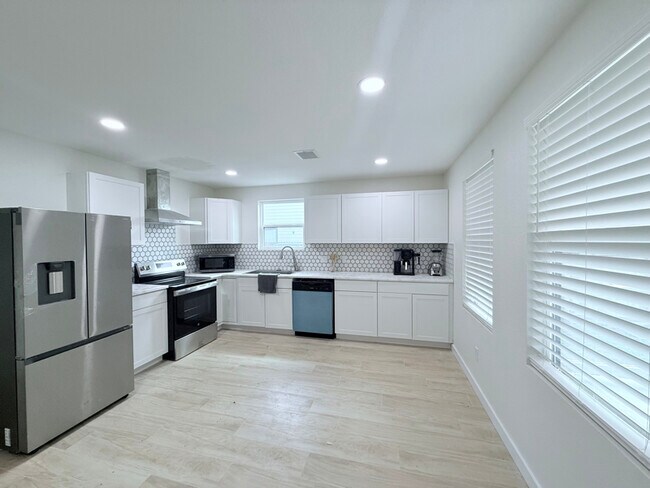 Building Photo - 113 E 44th St
