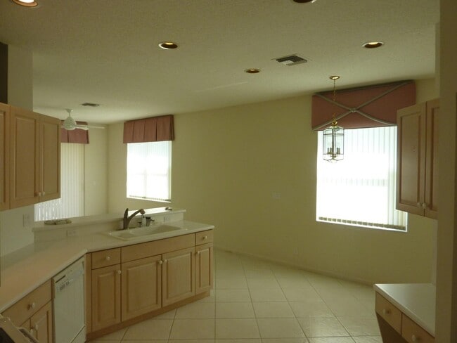 Foto del edificio - 5910 Grand Harbour Cir