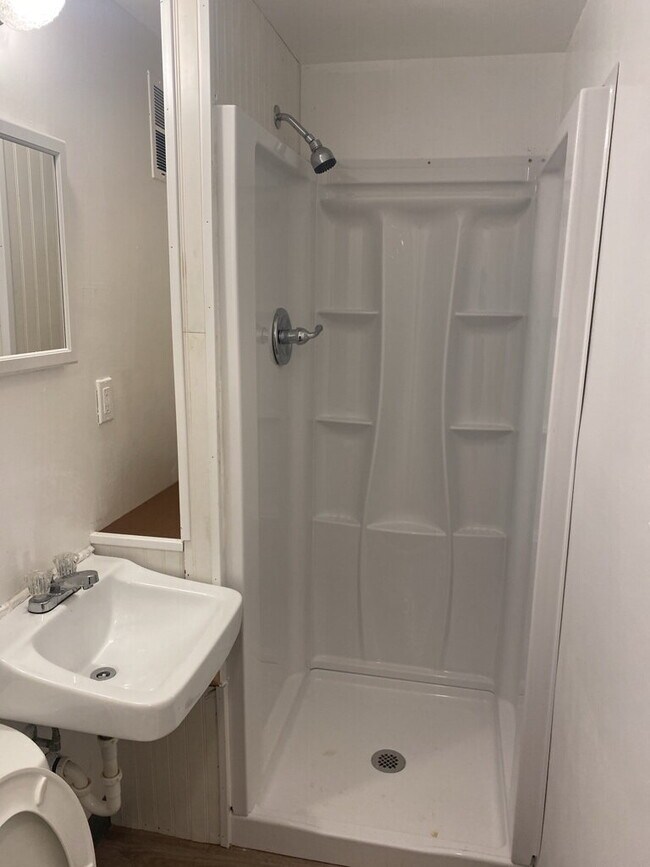 Foto del edificio - 2BD/1BA Basement Room on The Hill!