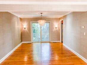 Building Photo - 439 Glenbrook Rd