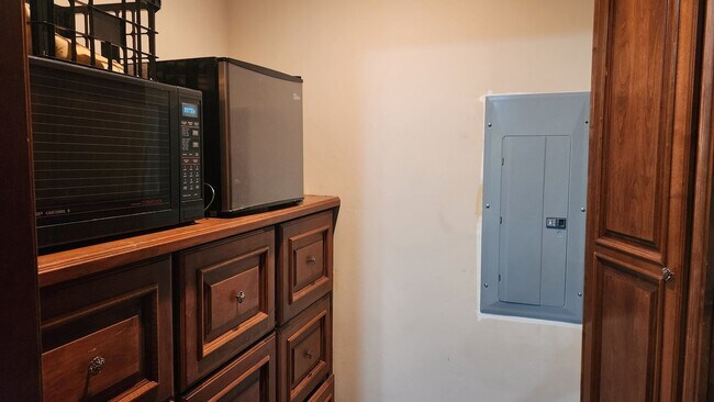 Foto del edificio - Fully Furnished! Charming 1BED/1BATH priva...